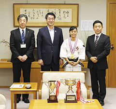 【写真】左から中村剛校長（新津南高校）、中原市長、栗田楓選手（同校3年）、夏川伸也監督（同校）