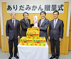 【写真】左から臼田常務、片野社長（以上、株式会社新津食品流通センター）、夏目区長、田邊会長（秋葉区小学校長会）