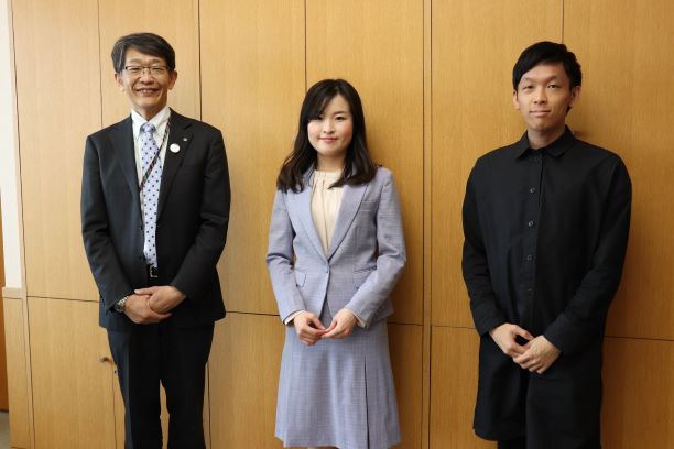 夏目区長、須藤皐月さん、土田貴好さん集合写真（区長室）