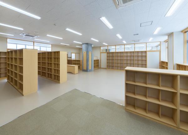 潟東小学校 図書室の写真