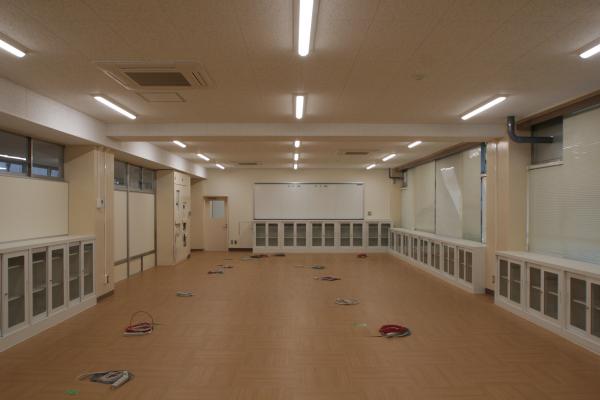 横越小学校 職員室の写真