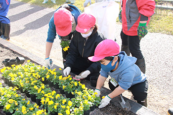 遊歩道に花文字の植栽