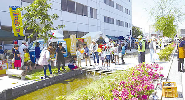 つつじ祭りの光景