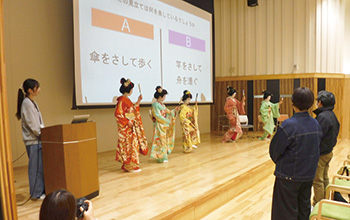 学生が考えた芸妓の踊りを当てる2択クイズ