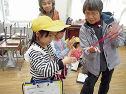 昔の遊びを楽しもう（南中野山小学校）