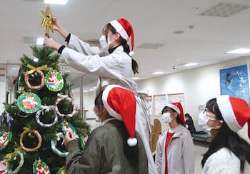 県立大学生によるクリスマスツリー設置の様子