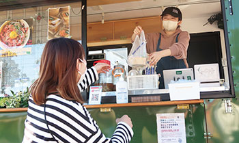 キッチンカー活用 接客風景