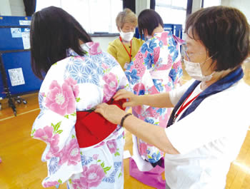 浴衣着付け体験の様子