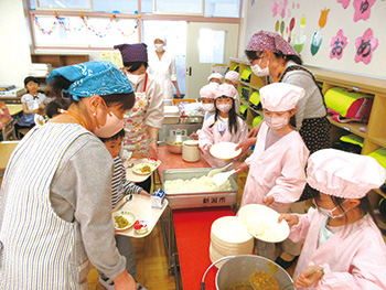 1年生　給食当番補助(牡丹山小学校)