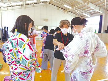 浴衣着付け体験(山の下中学校)