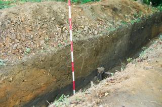 第1次調査で見つかった弥生時代の竪穴住居と古墳の盛土