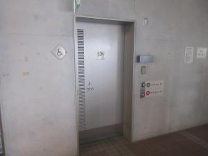 体育館棟1階トイレ出入口