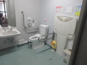 体育館棟1階トイレ内部