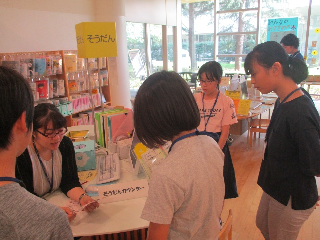 図書館での認定子ども司書の活動の様子