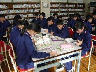 図書館での調べ学習の様子