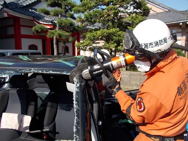 大型油圧カッターで車両を切断しています