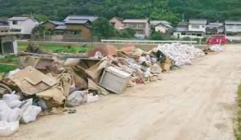 道路に投棄された様子（平成30年西日本豪雨）