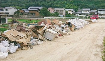 道路に投棄された様子（平成30年西日本豪雨）