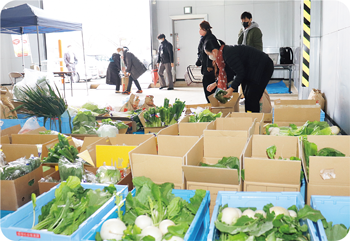 子ども食堂の方が野菜を持ち帰る様子