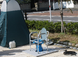 写真イメージ「マンホールトイレの設置」