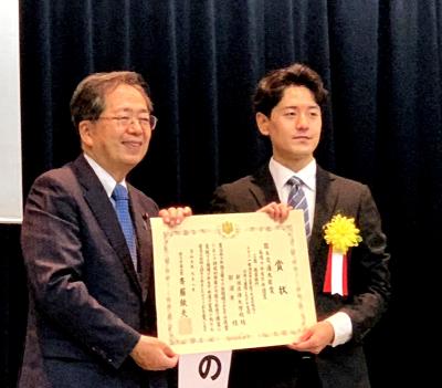 表彰の様子・国土交通大臣と学生・表彰状を手に