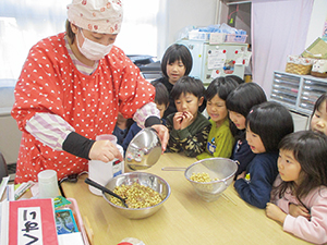 園児が納豆づくりを見学している写真