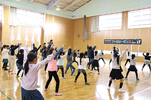 親子でダンスしている写真