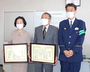 丸山敏郎さんと丸山みい子さんが賞状を持っている写真