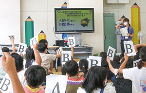 クイズに答える大通小学校の児童