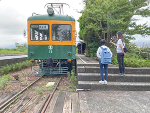 地域の人が中ノ口川をアテンドしている写真