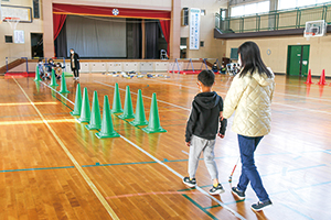 視覚障がい者の方を誘導する小学生の写真