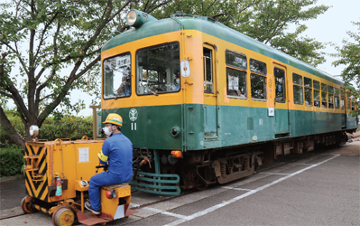 車両移動機「アント」でかぼちゃ電車を動かしている写真