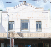 児玉薬店の看板建築部分の写真