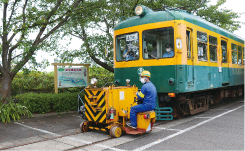 車両移動機「アント」でかぼちゃ電車を動かしている写真