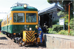 出発前、かぼちゃ電車と鉄道車両用車両移動機「アント」をかぼちゃ電車保存会のメンバーが点検している写真