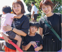 鈴木茜さん・陽稀（はるき）さん・穂高（ほだか）さん、五十嵐史織さんの集合写真