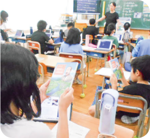 白根小学校　田沢実入について学んでいる写真