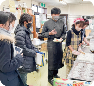 臼井小学校　職場体験をしている写真