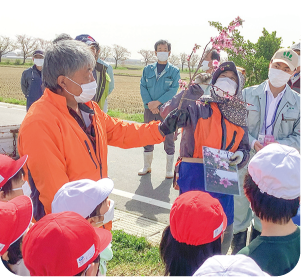 根岸小学校　農作物についての話を聞いている写真