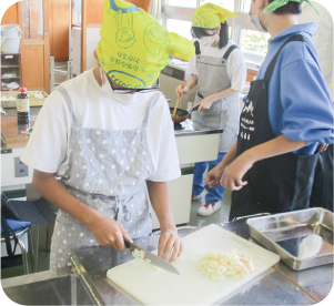 味方中学校　レンコンを使った料理をつくる写真