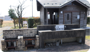 かまどと水場、トイレの写真