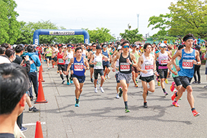 スタート地点で選手が走り出した写真
