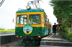 開業90周年記念ヘッドマークを飾ったかぼちゃ電車の写真