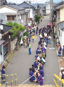 合戦で観光客も一緒に綱を引いている写真