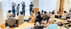 認知症カフェ～より道カフェかけ橋～で誕生日会をしている写真