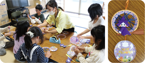 テーブルで児童館職員と子どもたちが一緒に作業をしている写真と折り紙でできた魔女がかわいい「ハロウィン壁掛け」の写真