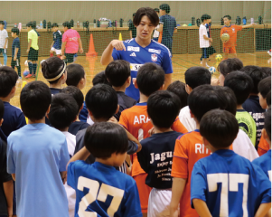 奥村選手が子どもたちと話している写真