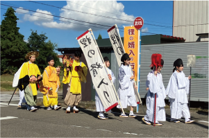 狸の婿入り行列に参加する写真