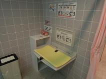 女性用トイレおむつ交換台