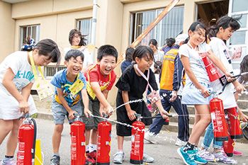 水消火器を噴射する子どもたち